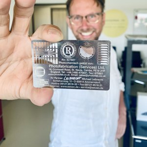 Michael Leibrecht mit einer photochemisch geätzten Edelstahl-Karte