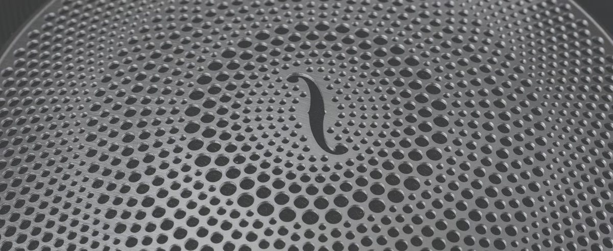 Perforiertes Metallgitter mit fließend variierender Lochgröße